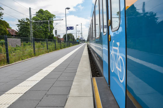 Nahansicht eines Zuges der WestfalenBahn am Bahnsteig.