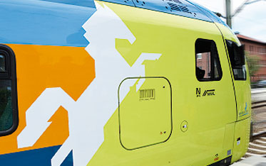 Ausschnitt eines Zuges der WestfalenBahn mit Fokus auf das Pferd im Logo.