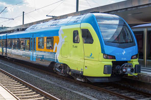 Der WestfalenBahn-Zug Flirt³ steht am Bahnsteig.